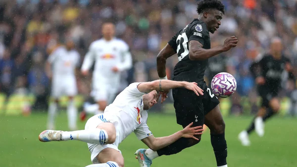 Jugador de Tottenham corriendo mientras es tackleado
