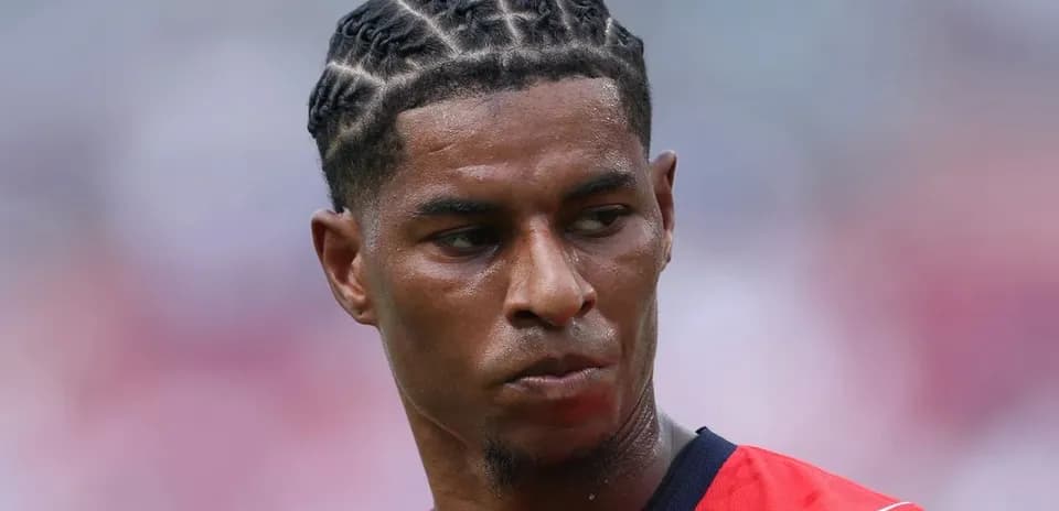 Jugador con trenzas en campo de fútbol