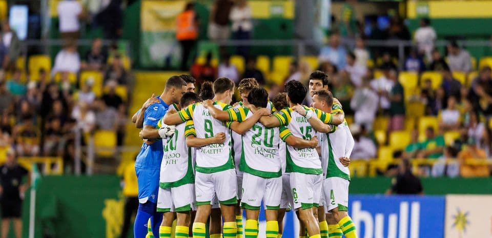 Equipo de Tampa Bay Rowdies en la huddle