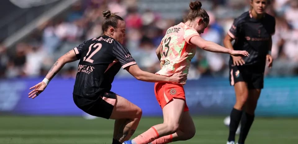 Jugadora del Portland Thorns W siendo marcada