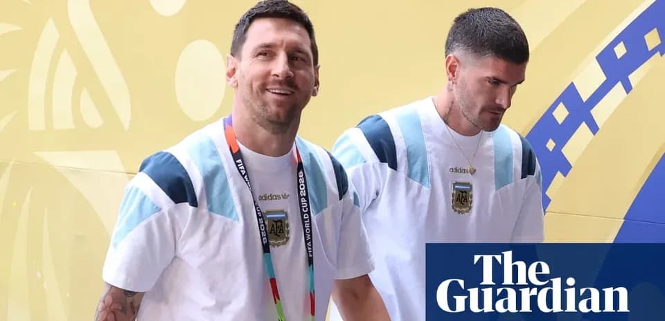 Lionel Messi y compañero entrando a la sede del evento