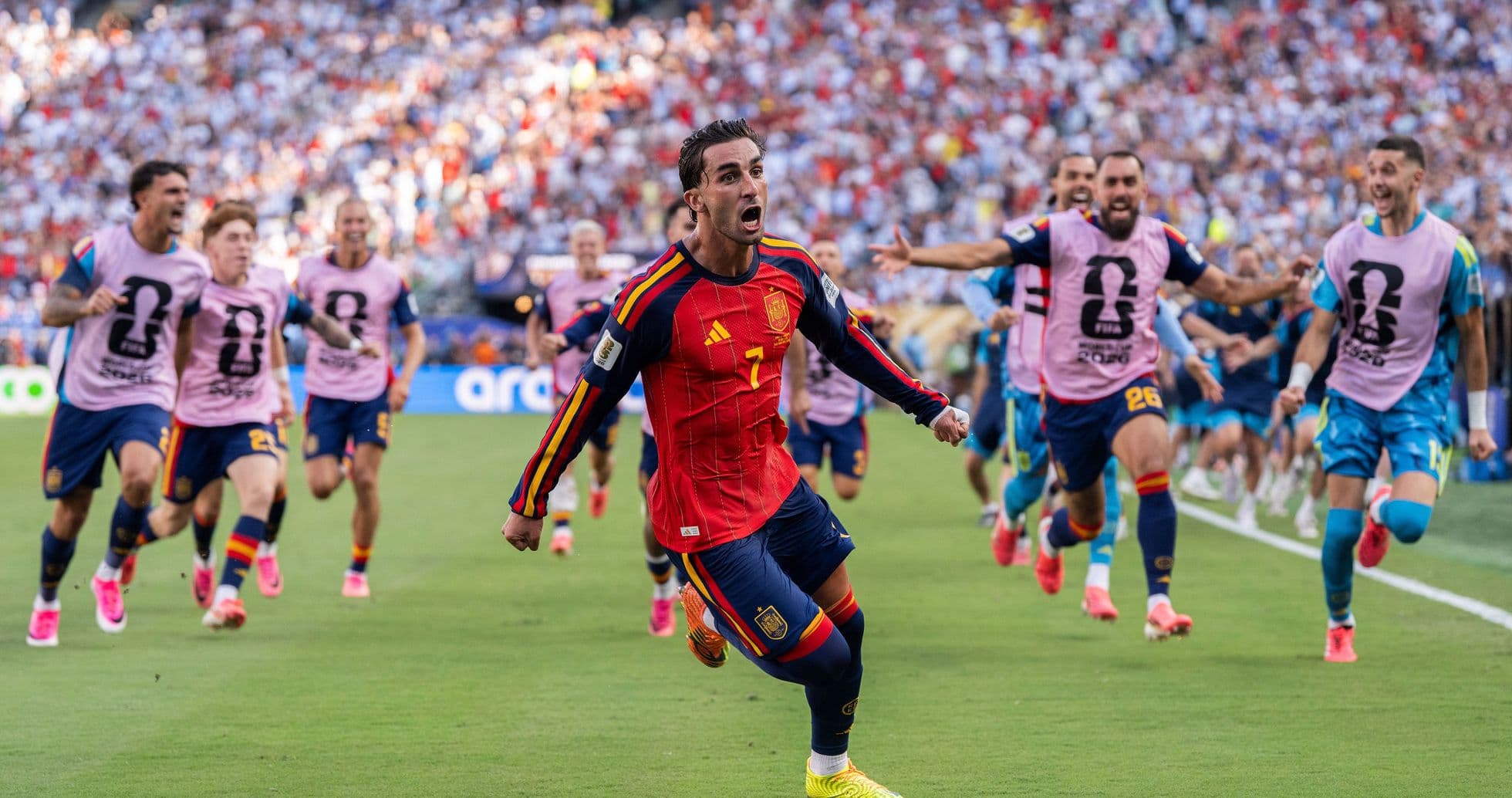 Jugador de España celebra un gol con compañeros