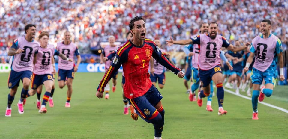 Jugador de España celebra un gol con compañeros
