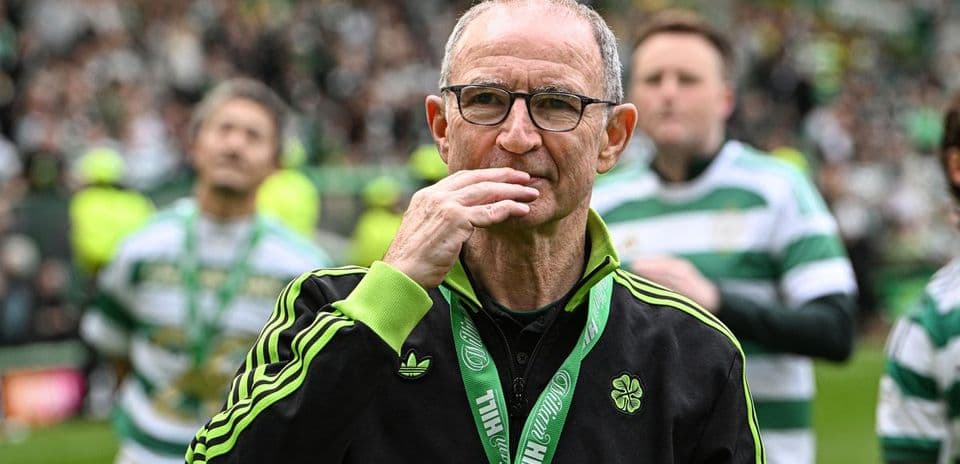 Entrenador de Celtic en el campo tras el partido