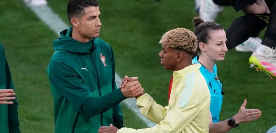 Cristiano Ronaldo saludando a un compañero de equipo