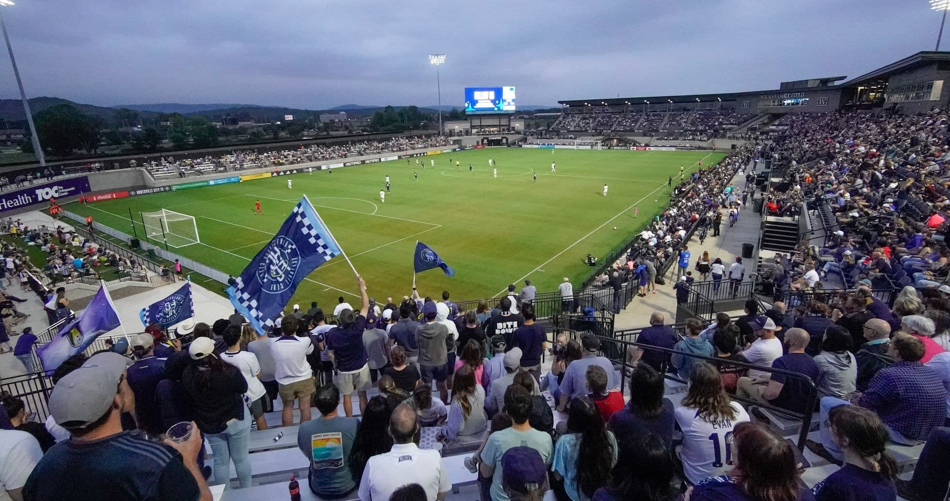 Partido de fútbol en el estadio con afición