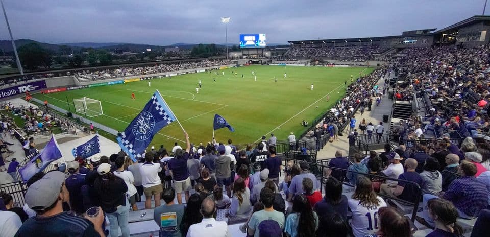 Partido de fútbol en el estadio con afición