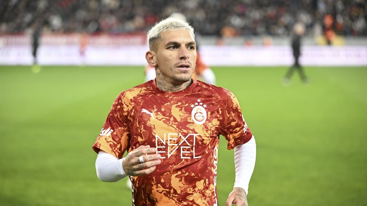 Jugador de Galatasaray en campo durante partido