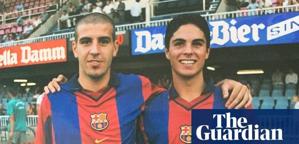 Dos jugadores de FC Barcelona posando en el campo
