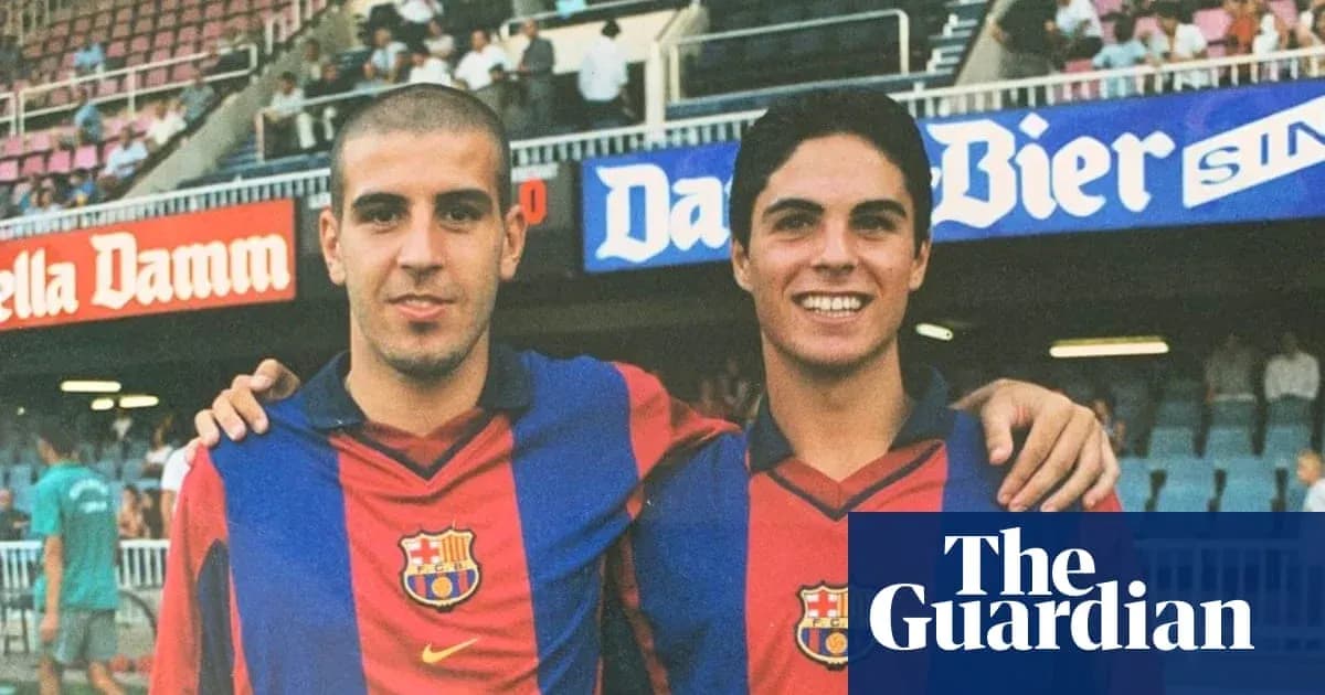 Dos jugadores de FC Barcelona posando en el campo