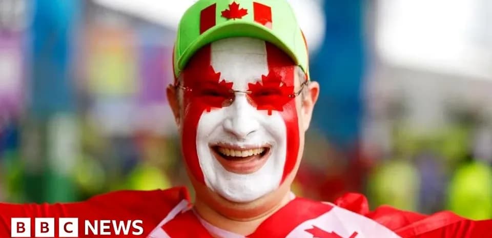 Afanado hincha canadiense con cara pintada sonriendo