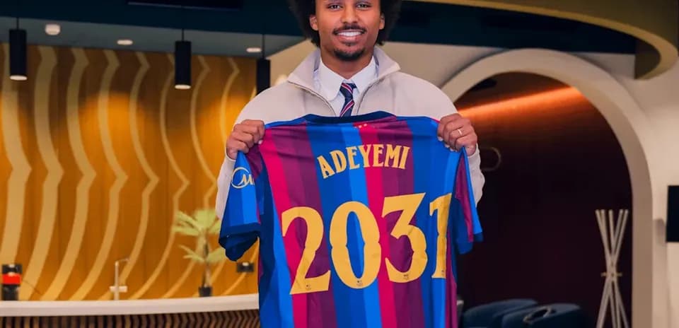 Jugador sostiene camiseta del FC Barcelona con nombre