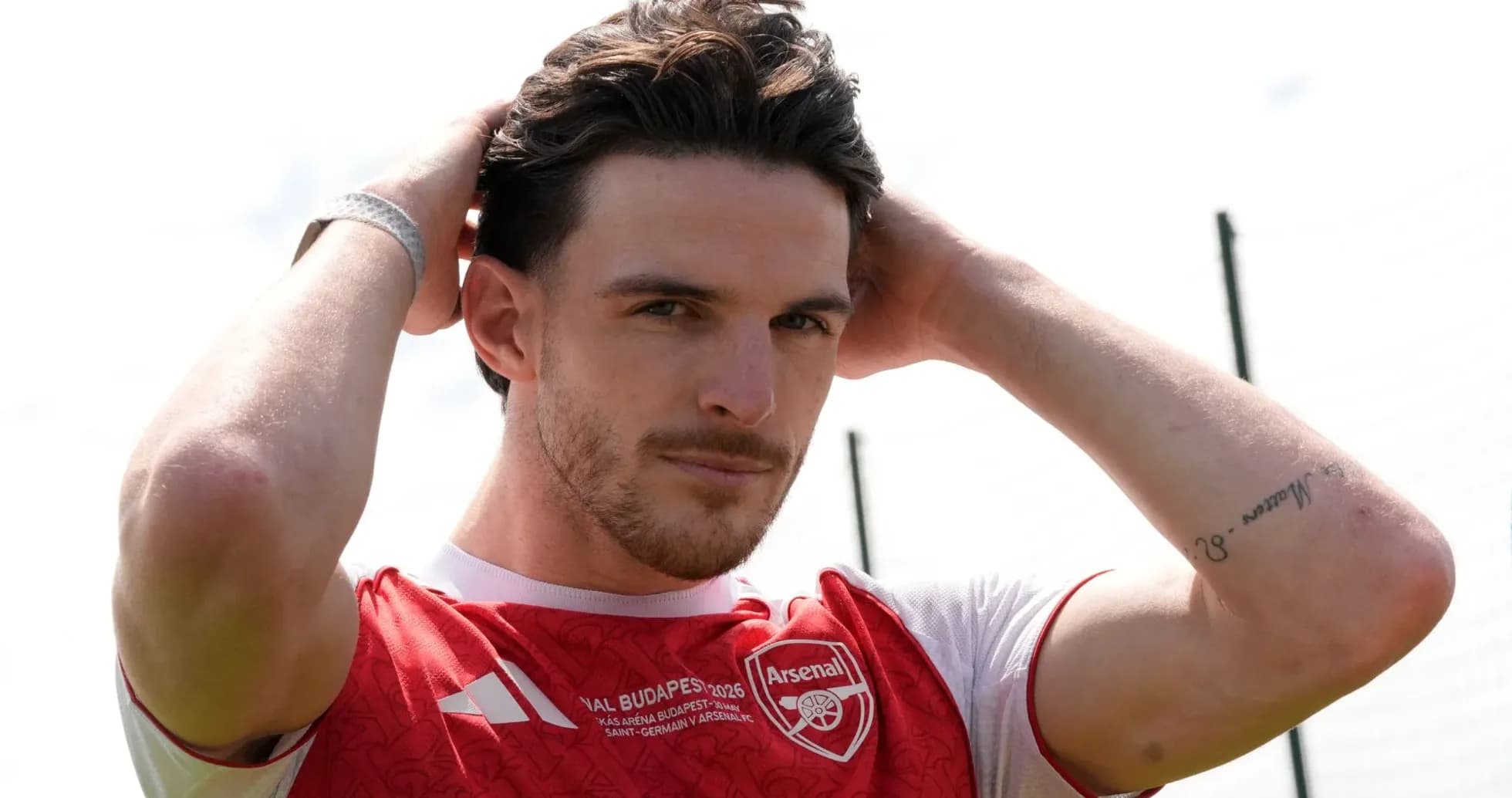 Jugador de Arsenal ajustándose el cabello en entrenamiento