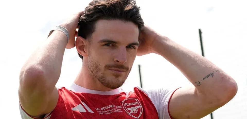 Jugador de Arsenal ajustándose el cabello en entrenamiento
