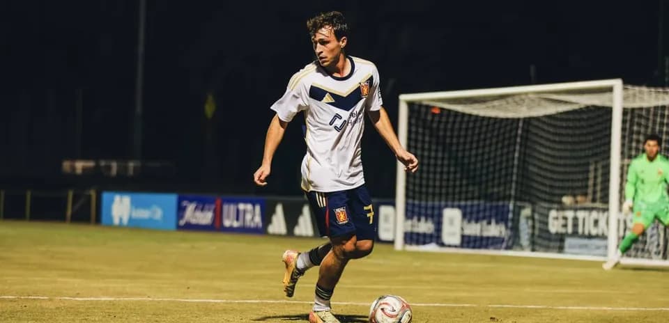 Jugador del Real Monarchs en acción durante el partido