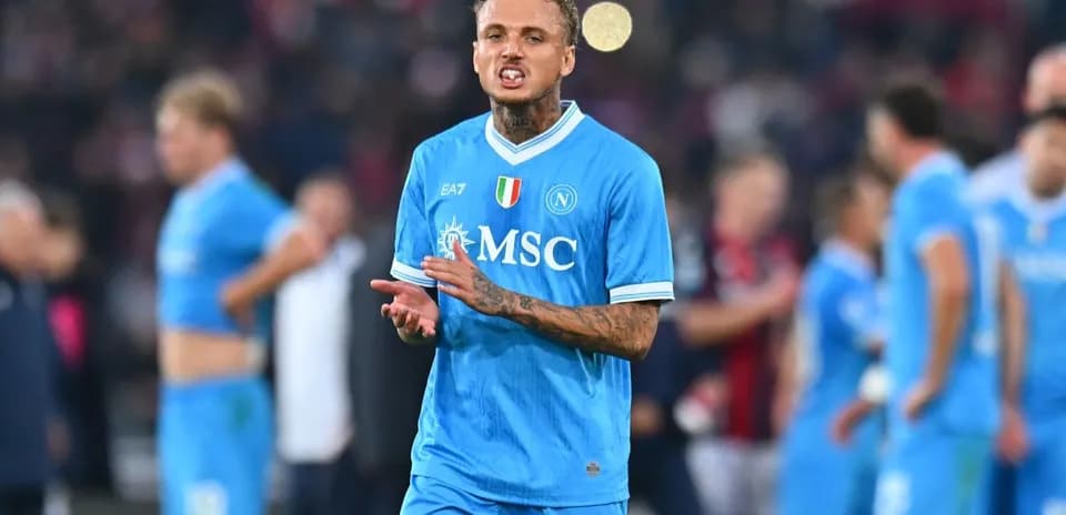 Jugador de Napoli gesticulando en el campo de juego