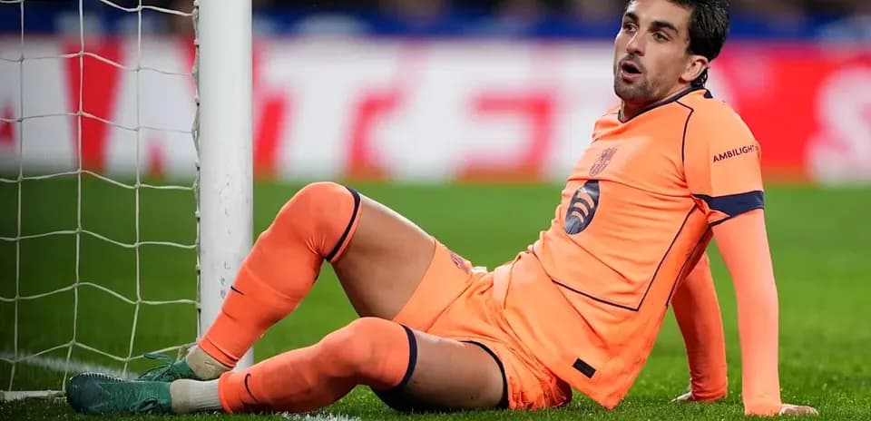 Jugador sentado en el suelo junto a la portería