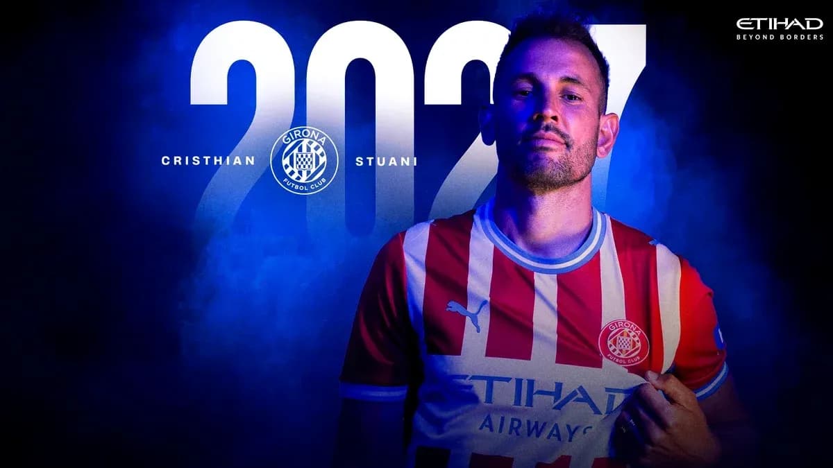 Cristian Stuani posando con camiseta del Girona FC