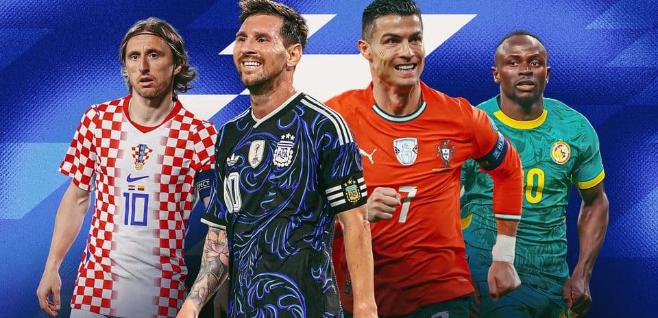 Cuatro futbolistas destacados con camisetas de selecciones