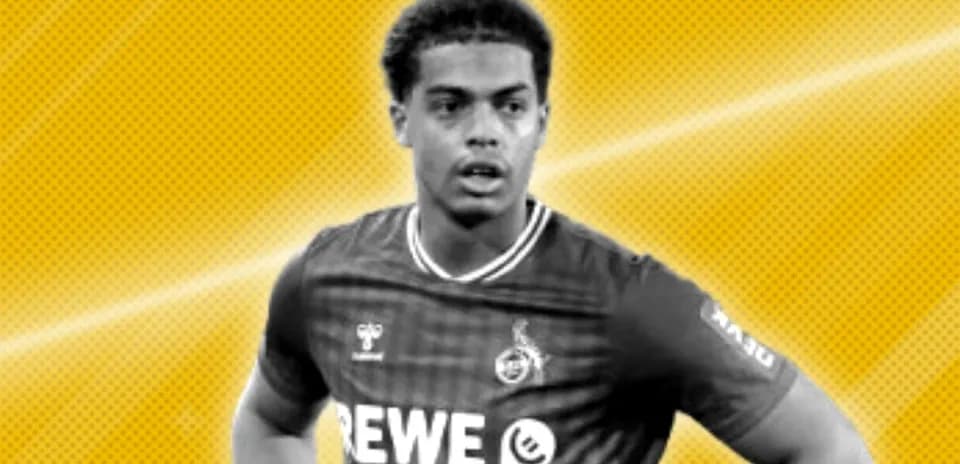 Jugador en uniforme de REWE en fondo amarillo