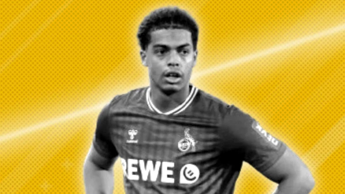 Jugador en uniforme de REWE en fondo amarillo