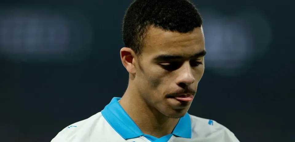 Jugador de fútbol con camiseta blanca en reflexión