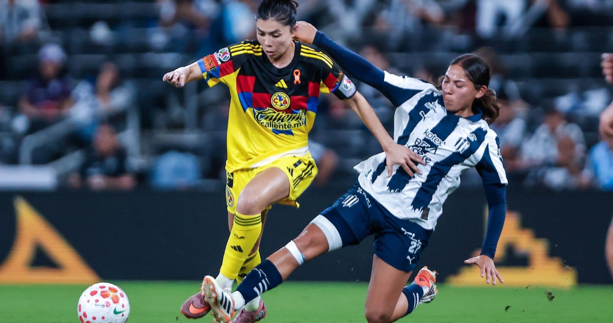 Acción entre jugadoras de América y Monterrey