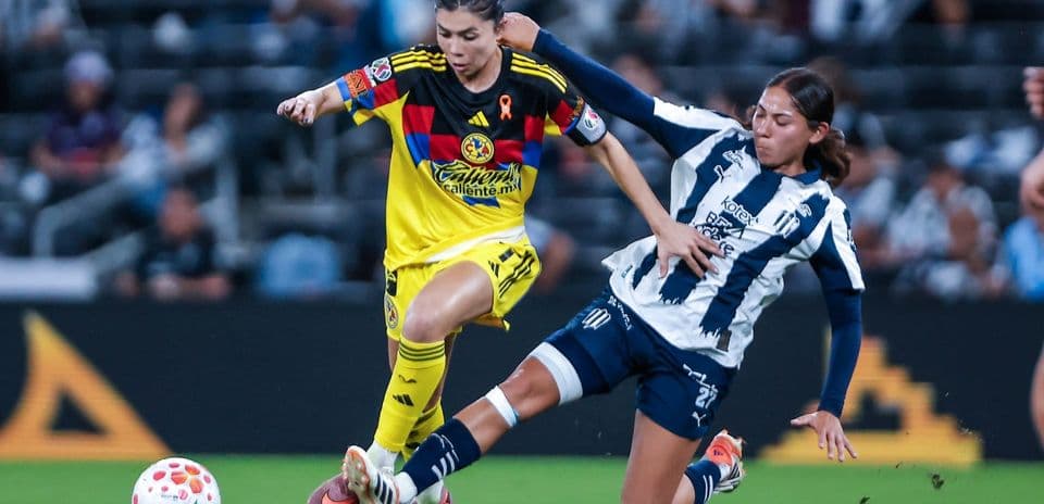 Acción entre jugadoras de América y Monterrey