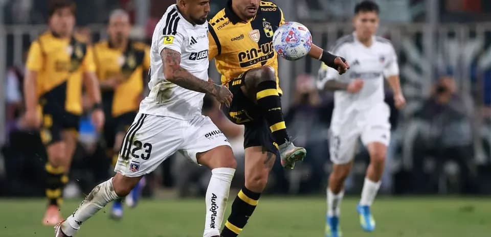 Jugadores de Coquimbo Unido y Colo Colo en acción