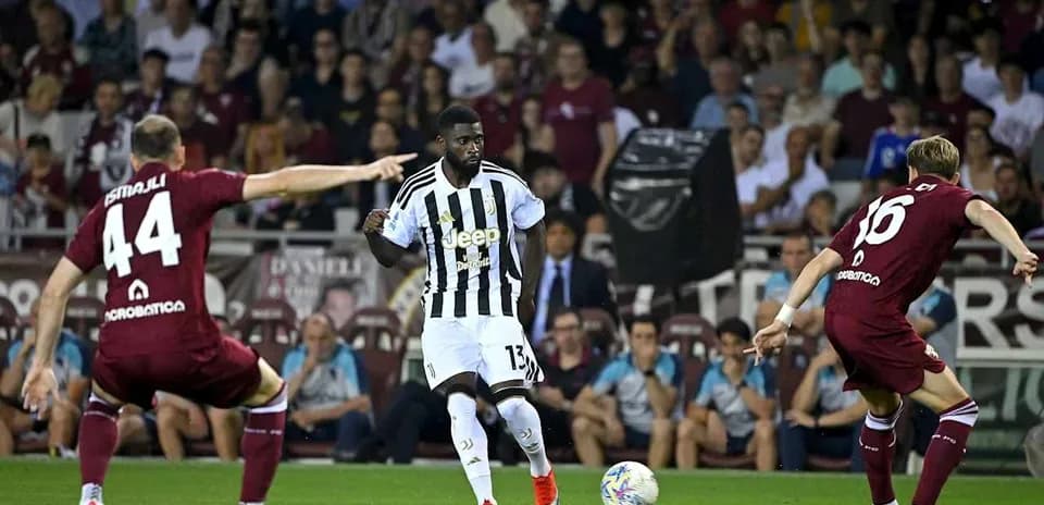 Jugadores de Torino y Juventus en acción