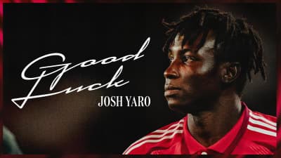 Josh Yaro con camiseta roja mirando hacia un lado