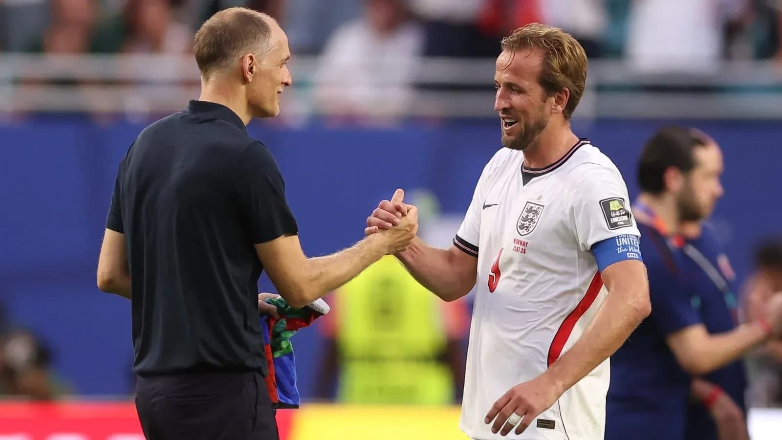 Entrenador y jugador saludándose tras el partido