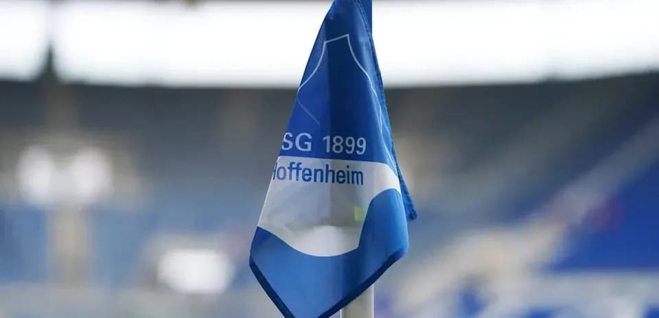 Esquina de campo con bandera del TSG Hoffenheim