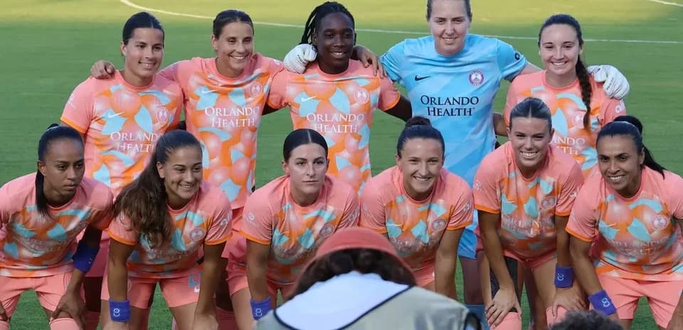 Equipo de Orlando Pride en alineación previa al partido