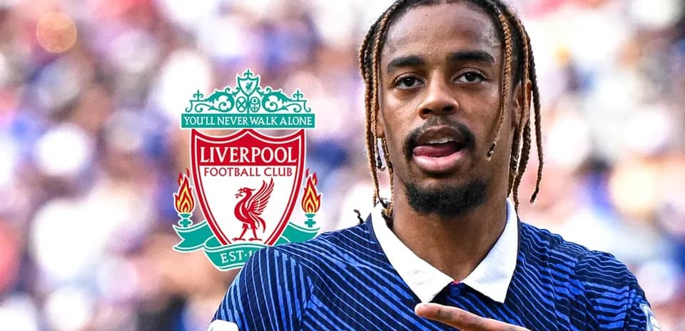 Jugador de Liverpool celebrando con el logo del club