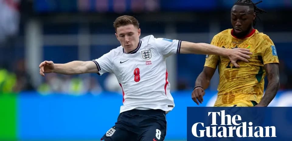Jugador de Inglaterra compitiendo por el balón en partido