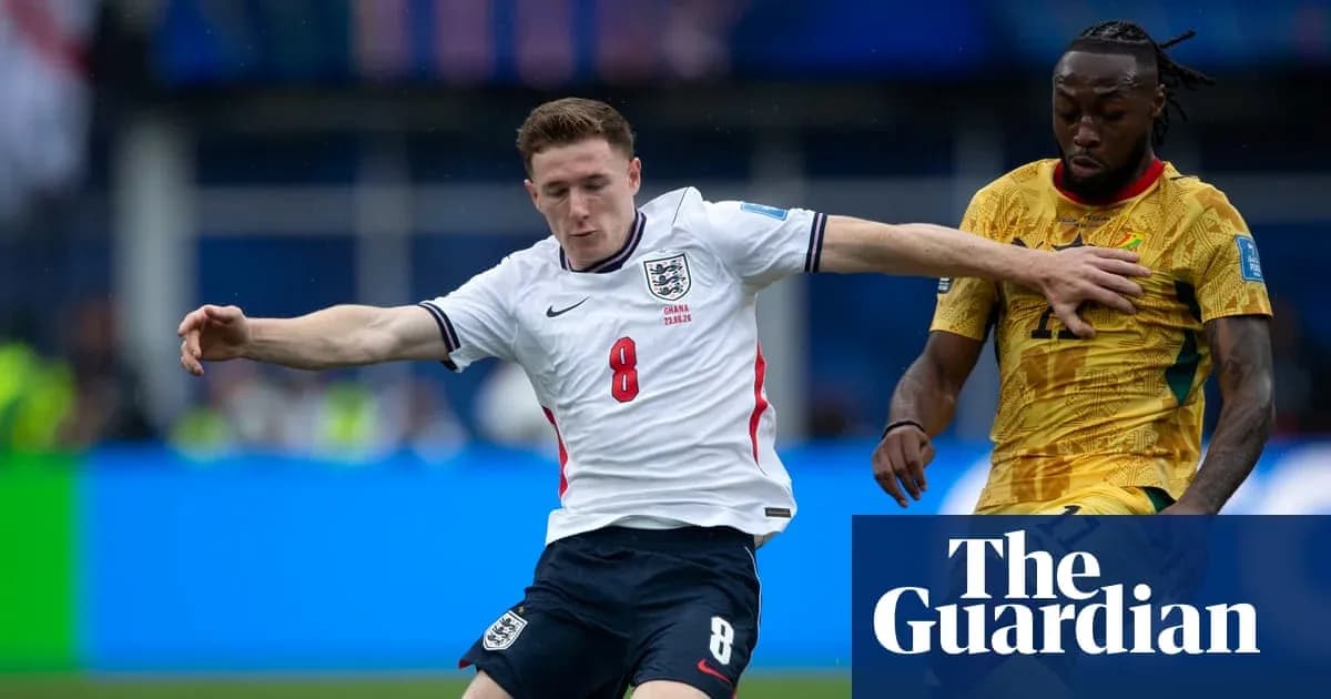 Jugador de Inglaterra compitiendo por el balón en partido