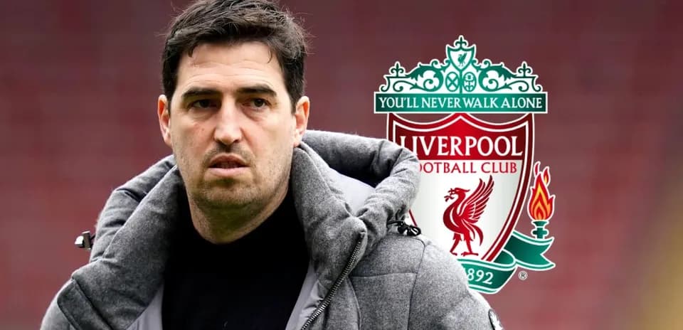 Entrenador de fútbol frente al escudo del Liverpool