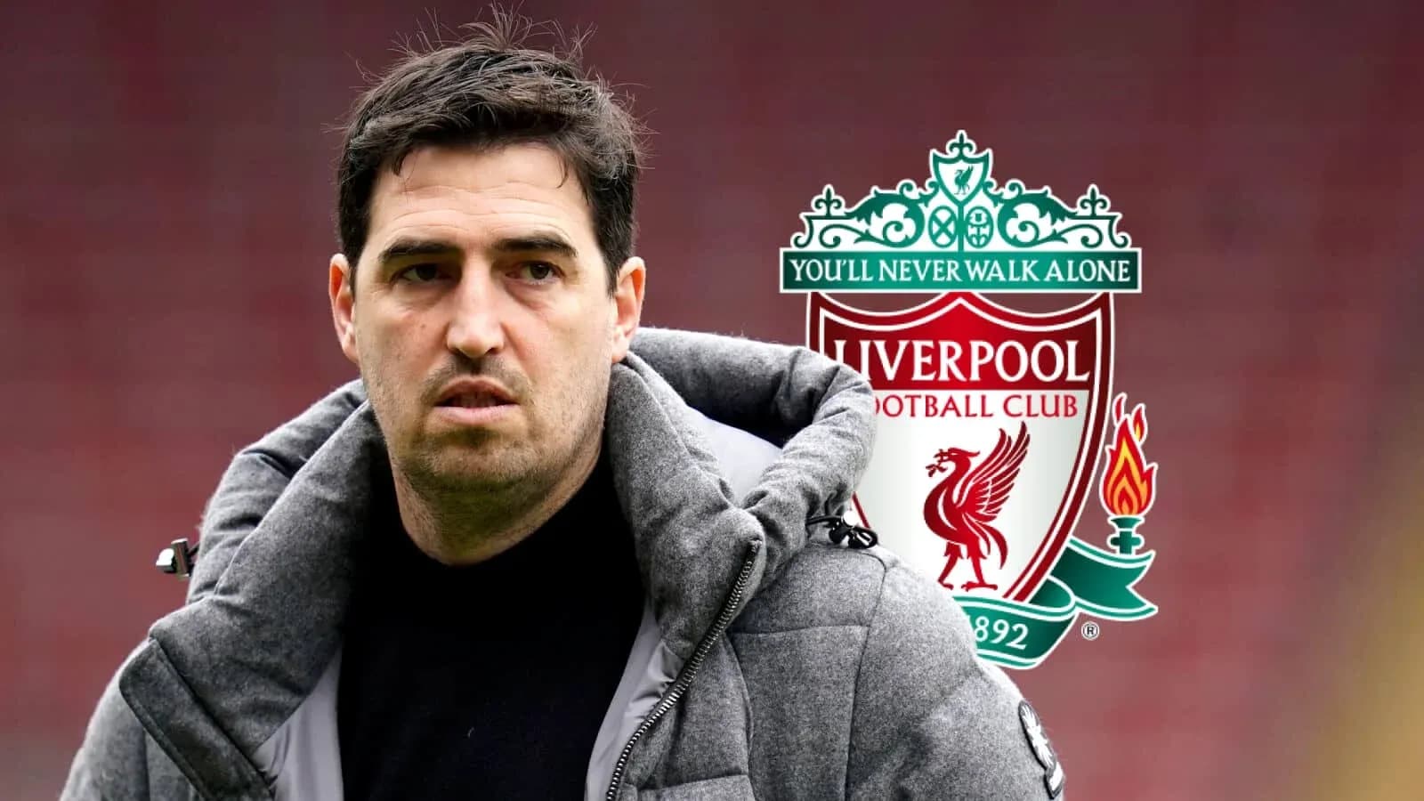Entrenador de fútbol frente al escudo del Liverpool