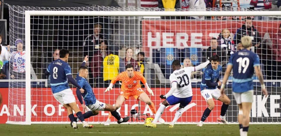 Baladoun disparando a puerta en el partido