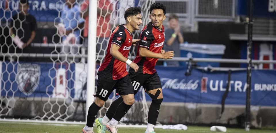 Jugadores de San Antonio celebrando un gol