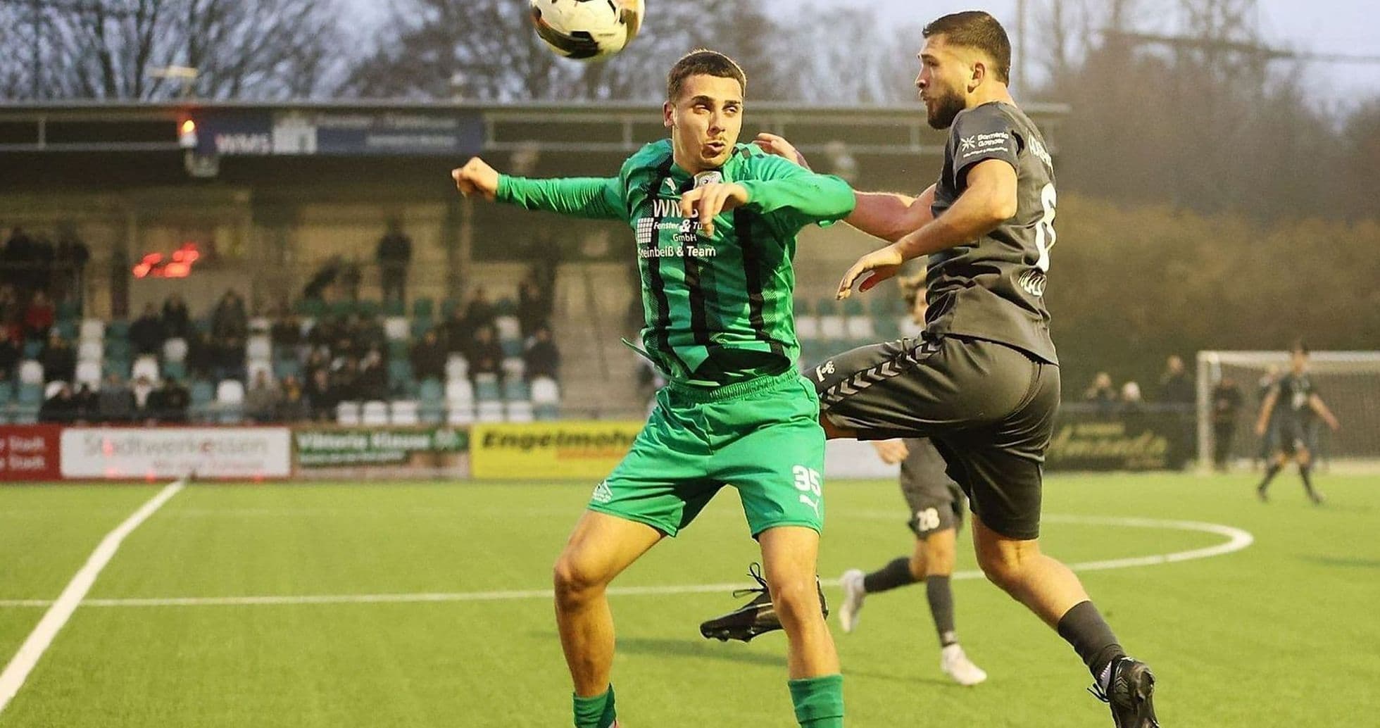 Dos jugadores compitiendo por el balón