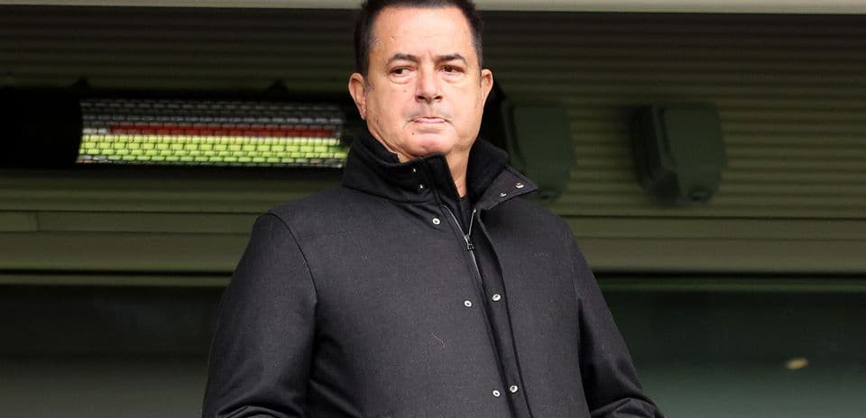 Hombre de pie en un palco de estadio