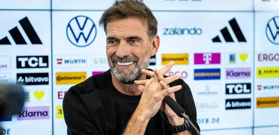 Entrenador en conferencia de prensa con micrófono