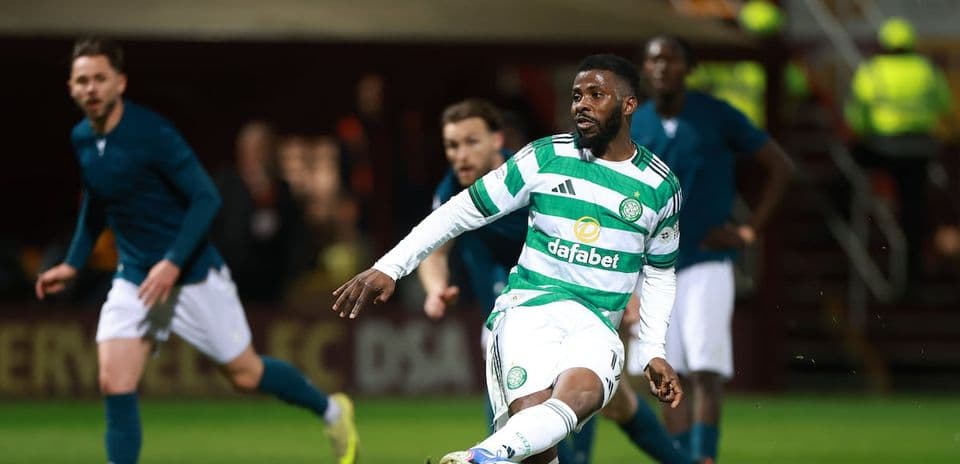 Jugador de Celtic corriendo con el balón durante el partido