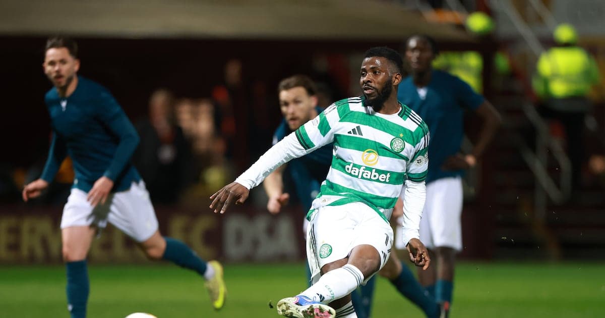 Jugador de Celtic corriendo con el balón durante el partido