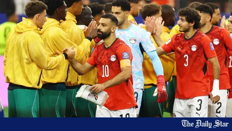 Jugadores de Egipto y otro equipo saludándose tras el partido