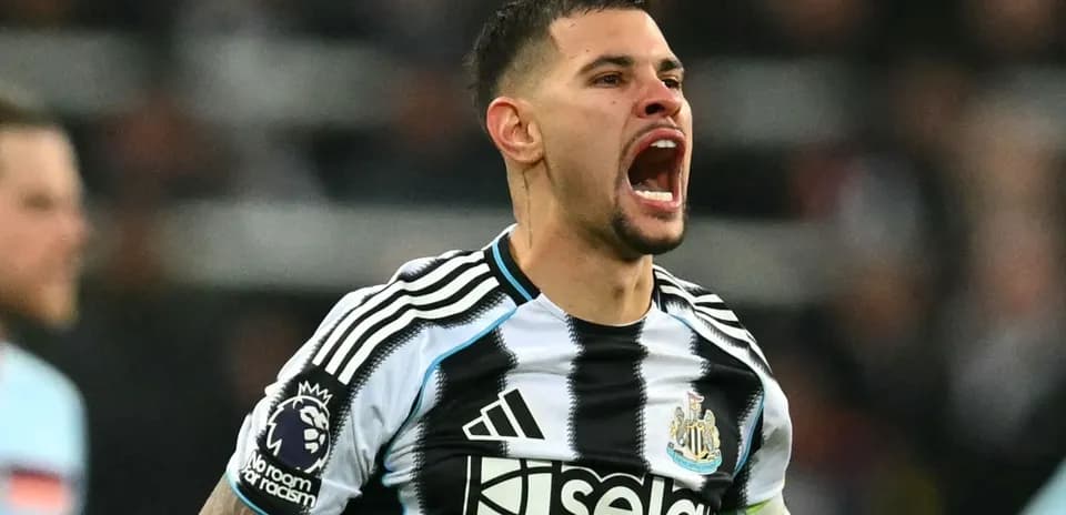 Jugador de Newcastle celebrando con entusiasmo durante partido