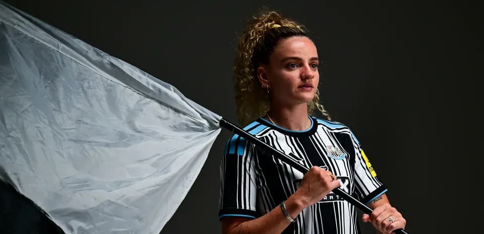 Jugadora sosteniendo una bandera en fondo oscuro