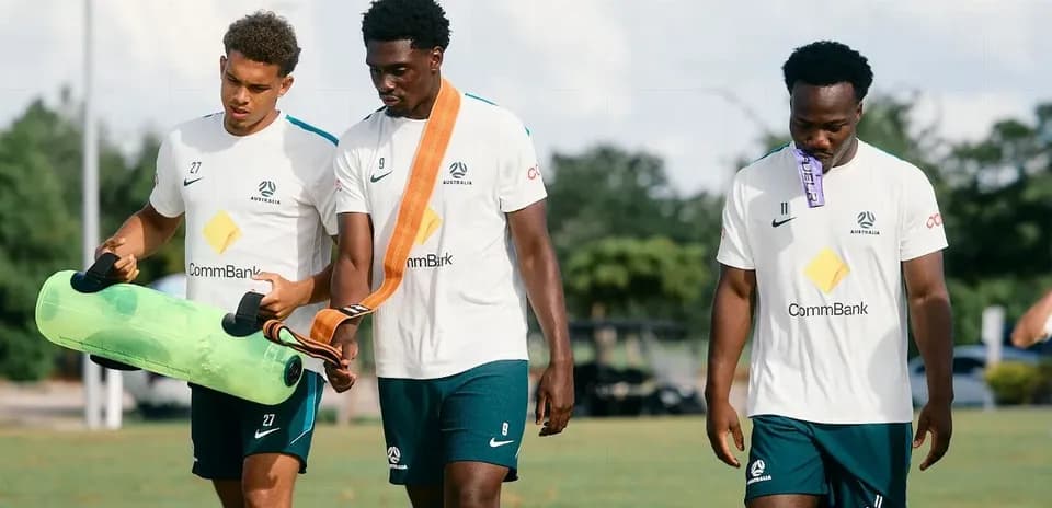 Jugadores de fútbol australiano caminando en el entrenamiento